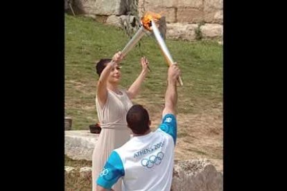 La llama está recorriendo diferentes países desde que fue encendida en Gracia hasta la cita de las Olimpiadas de Atenas 2004.