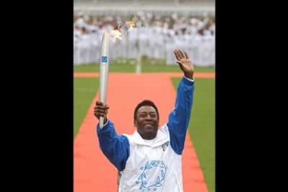 En los diferentes países, han sido sus portadores diferentes personalidades como Pelé...