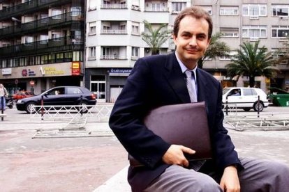 Ya al frente del PSOE, se dedicó a revitalizar un partido alicaído tras dos derrotas electorales sucesivas. Se recorrió media España con una sonrisa como carta de presentación para ganar popularidad.