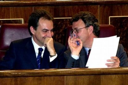 Su escudero parlamentario durante los cuatro años de oposición fue Jesús Caldera, luego ministro de trabajo.