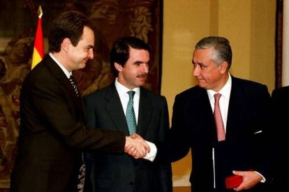 Desde el 2000 al 2004, Zapatero dirigió la oposición al Gobierno en mayoría absoluta de Aznar. En algunos casos, como la ley de partidos, pactó con los populares. En otros, como la guerra de Irak, el decretazo o el desastre del Prestige, se echó a la calle para protestar.