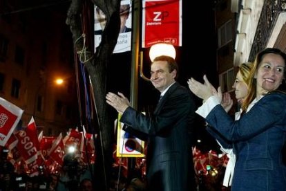 El 14-M del 2004, celebrando con los simpatizantes socialistas la victoria que le llevó a la Moncloa.