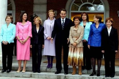 Elegido presidente por el Congreso, formó un primer Gobierno en el que había tantos hombres como mujeres, una novedad histórica en España.