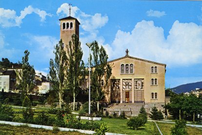 VILLABLINO, IGLESIA PARROQUIAL Y PARQUE DE VILLABLINO