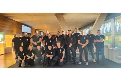 Los compañeros del portero fallecido le despidieron ayer en el Tanatorio de León. DL