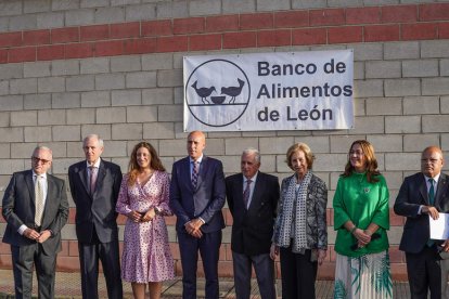 Foto de familia de la comitiva de autoridades. MIGUEL F. B.