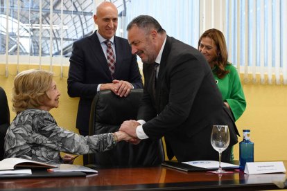 Sofía saluda a Morán con Diez y Barcones detrás. CASARES