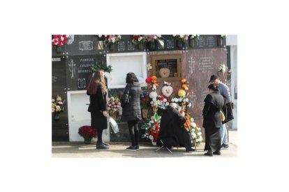 Muchas personas se acercaron esta mañana para honrar a sus muertos. L. DE LA MATA