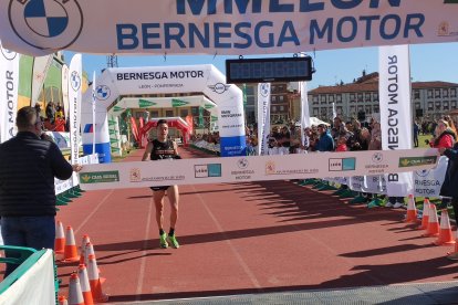 Javier García del Barrio llegando en primer lugar a la meta de la Media Maratón. M. Á. TRANCA