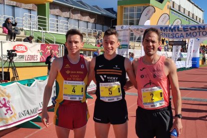 El podio masculino con Javier García del Barrio escoltado por Alejandro Martínez y Juan José Buena. M. Á. TRANCA