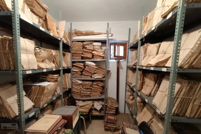 El antes de todos los papeles y legajos que ahora han sido ordenados. DL