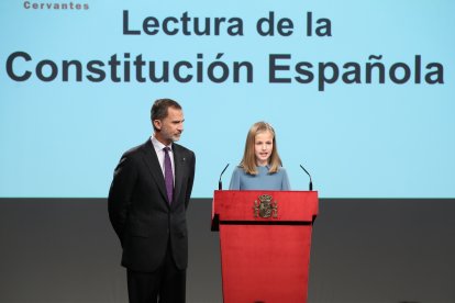 La princesa Leonor, junto a padre, el rey Felipe VI, el 31 de octubre de 2018, durante su intervención por primera vez en un acto oficial con la lectura de un extracto de la Constitución, en una sesión organizada por el Gobierno en el Instituto Cervantes con motivo del 40 aniversario de la Carta Magna que coincidió además con su 13 cumpleaños. EFE/BALLESTEROS