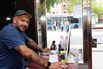 Luciano Cañete, el pelurquero de Carrizo que triunfa en Madrid. BENITO ORDÓÑEZ