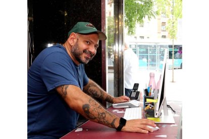 Luciano Cañete, el pelurquero de Carrizo que triunfa en Madrid. BENITO ORDÓÑEZ