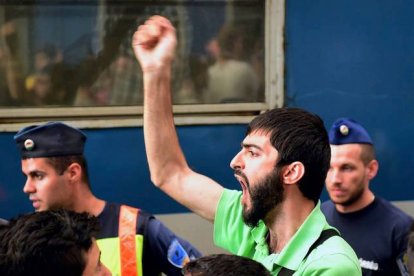 Miles de refugiados protestan enfurecidos delante de la estación de trenes de Keleti después de que las autoridades húngaras les blindaran la entrada este martes.