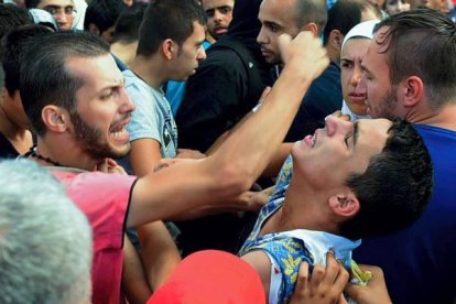 Más de un millar de inmigrantes se desesperan en la estación de trenes de Keleti después de que las autoridades húngaras no les permitan entrar.