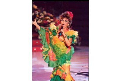 Marujita Díaz, en plena copla, en el 2000.