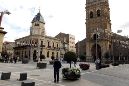 Estos días La Bañeza entra de lleno en la semana de Pasión. Mañana sábado, Milagros Ciudad Suárez ofrecerá el pregón.. Fotos: JESÚS/RAMIRO.