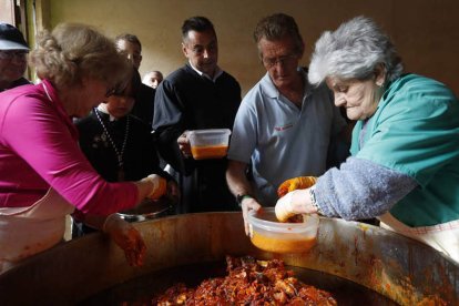 La Bañeza es mucho más que los carnavales. Es una ciudad viva en cualquier época del año, donde lo humano y lo divino conviven en armonía. La Semana Santa es uno de los momentos más especiales del año para una ciudad que en el mes de octubre celebrará las Jornadas Gastronómicas de la Alubia IGP de La Bañeza-León. Fotos: JESÚS/RAMIRO.