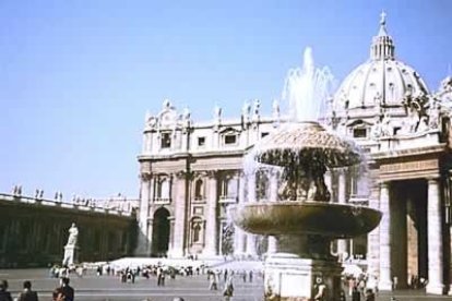 Los cristianos han viajado, a alguna de  las tres ciudades santas de la cristiandad para rendir a los cuerpos más señalados del N. T.: Jesús en Jerusalén, San Pedro en Roma y Santiago en Compostela.