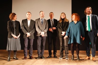 La directora de Nuevos Negocios de Naturgy, Silvia Sanjoaquín; el CEO de Enagás Renovables, Antón Martínez; el director general de Energía y Minas de la Junta, Alfonso Arroyo, el alcalde de La Robla, Santiago Dorado; la secretaria de Estado de Energía, Sara Aagesen, la directora del Instituto de la Transición Justa, Laura Martín, y el CEO de Reolum Yann Dumont. RAMIRO
