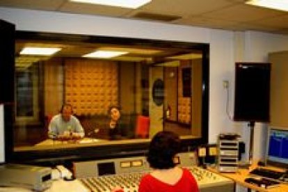 Los periodistas Carmen Bayón y Eduardo Carmona y la técnico Gemma Fernández, en una retransmisión actual.