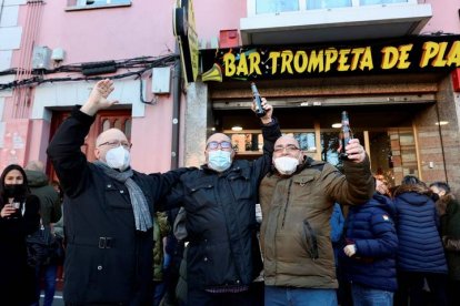 Varias personas celebran a las puertas del bar Trompeta de Plata después de que el número que tenían abonado, el 41.665, resultara agraciado con el primer premio del sorteo extraordinario de la lotería del Niño, este jueves, en Logroño. EFE / RAQUEL MANZANARES