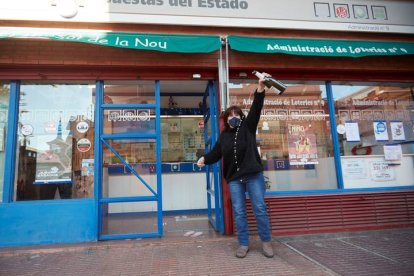Celebraciones en la administración 9 de loterías del Mercat Centre de Cornelia de Llobregat tras repartir parte del número 44.469. ALEJANDRO GARCÍA