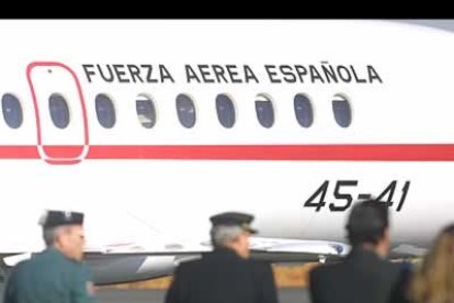 Este es el avión de la Armada Española, modelo Falcón, que transladó al canciller alemán desde el aeropuerto vallisoletano de Villanubla, donde aterrizó esta mañana procedente de Alemania.