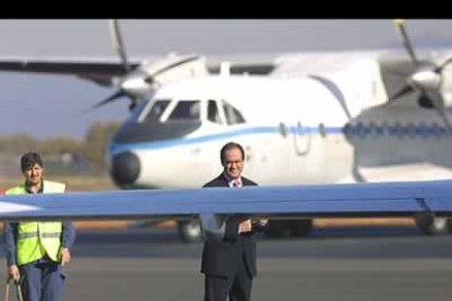 Una de las primeras personalidades que llegó al aeropuerto de León, para recibir tanto al presidente del Gobierno español, como al canciller alemán, fue el ministro de Defensa, José Bono.