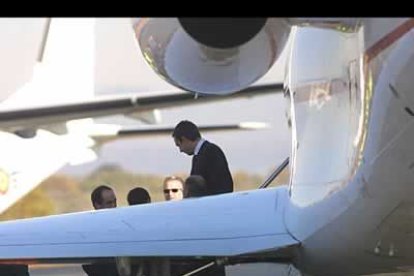 Tal y como estaba previsto, el presidente del Gobierno, José Luis Rodríguez Zapatero, aterrizó en el aeropuerto de León a primera hora, para minutos más tarde recibir a Gerhard Schöder.