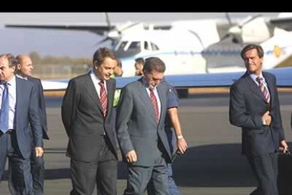 Zapatero conversa con Miguel Alejo, en presencia del ministro de Justicia, Juan Fernando López Aguilar, antes de la llegada del líder alemán.