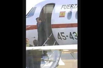 Con un poco de retraso sobre la hora prevista, Gerhard Schröder aterrizó en León, para dirigirse al Hostal de San Marcos, donde se celebra el encuentro.
