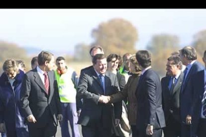 Schröder saluda a la vicepresidenta del Gobierno autonómico, María Jesús Ruiz, que acudió a León en representación de la Junta, ante la ausencia del presidente, Juan Vicente Herrera, de viaje en Seatle.