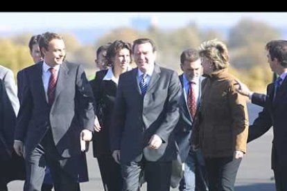 Una vez reunidos los dos líderes europeos, un autobús aguardaba para transladarlos al centro de la capital leonesa, donde se celebra el encuentro.