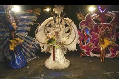 Las dos finalistas fueron Sheila Aller Barrero, con su traje «Dianthos» y Lidia Valbuena García con «La diosa Caribay».