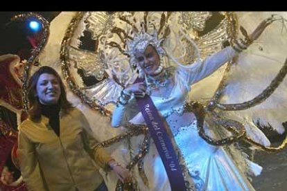 Una vez conocido el nombre de la elegida, la concejala de Fiestas del Ayuntamiento de León impuso la banda a la nueva reina.