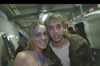 Lo mejor para liberar tensiones, para esta joven, fue fotografiarse con el cante de Los Caños, que esa noche actuó para las miles de personas que congregaron en el Palacio de los Deportes de León.