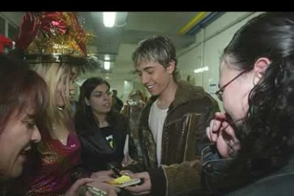 Los jóvenes cantantes no pararon de firmar autógrafos de sus fans.