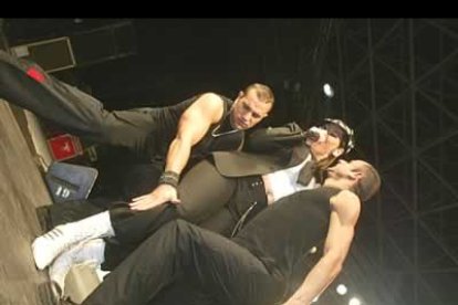La concursante de la primera edición de operación triunfo desmostró su valía en el escenario acompañada por dos fornidos bailarines.
