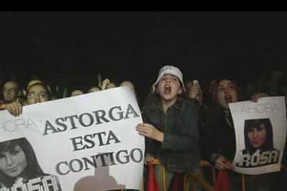 Un grupo de fans procedentes de Astorga mostró con carteles su apoyo incondicional a la cantante.
