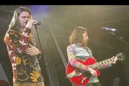 El grupo leonés La Fabrik también puso su granito de arena a una noche cargada de buena música.