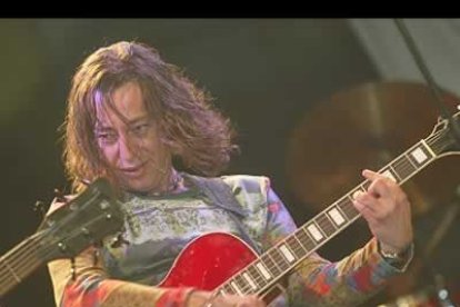 Sus potentes gitarras se hicieron sentir por todo el estadio.