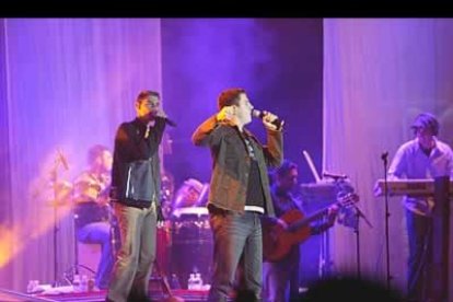 Aunque no fue una de las actuaciones de la gala de la elección de la Reina del Carnaval 2004, Andy & Lucas ofrecieron un concierto el sábado en el León Arena.