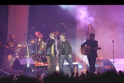 Miles de personas se dejaron cautivar por las canciones de este joven duo.
