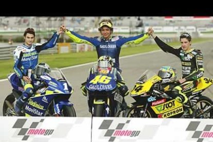 Dani Pedrosa (izquierda), Valentino Rossi (centro) y Dovizioso (derecha), los campeones del mundo de motociclismo del 2004.