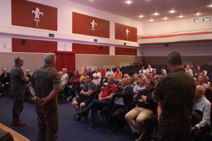 Un grupo de 59 reclutas que pasaron por el CIR 12, la actual base Conde de Gazola, regresan al Ferral para recordar su instrucción militar antes de la mili. DL