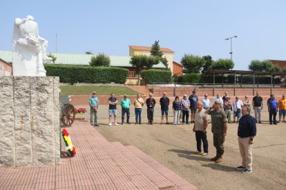Un grupo de 59 reclutas que pasaron por el CIR 12, la actual base Conde de Gazola, regresan al Ferral para recordar su instrucción militar antes de la mili. DL