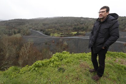 La escombrera de Las Llamas en Santa Cruz de Montes es una de las más grandes del Bierzo Alto. Ya ha rellenado el cielo abierto de Llamazón y aunque quedan miles de toneladas. En la foto, el alcalde de Torre, Gabriel Folgado. L. DE LA MATA