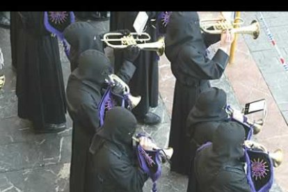 Los 4.300 cofrades del Dulce Nombre desfilaron durante ocho horas y se solidarizaron con las víctimas de Madrid